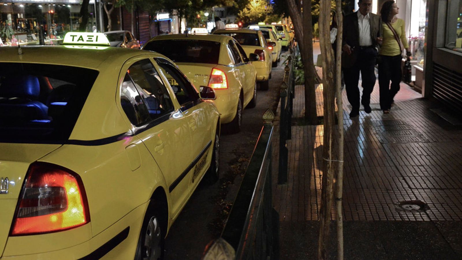Χειροπέδες σε οδηγό ταξί - Χρέωνε διπλή ταρίφα αντί για μονή