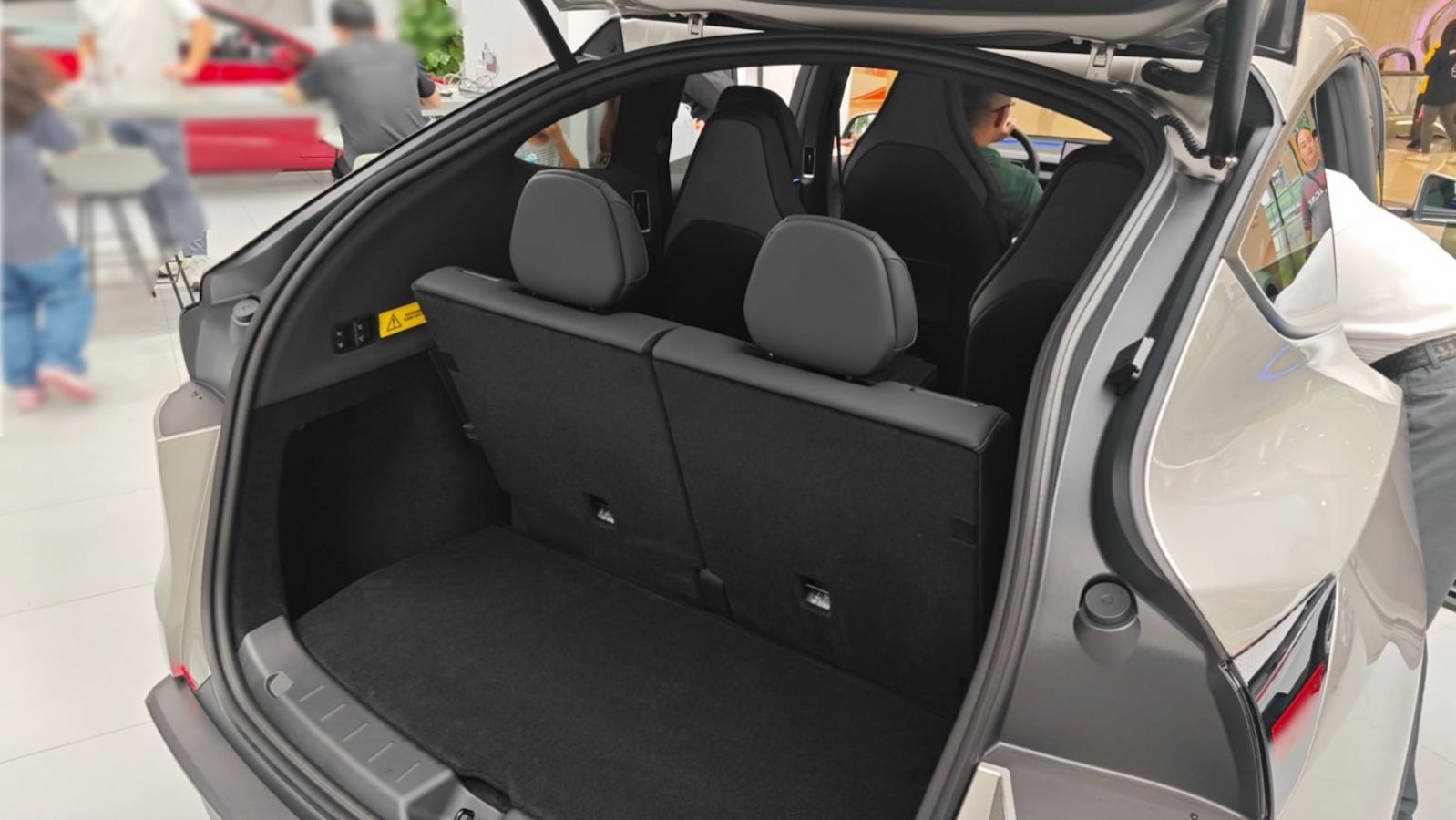 Tesla Model Y L: Το εξαθέσιο SUV έρχεται στην Ευρώπη το 2026