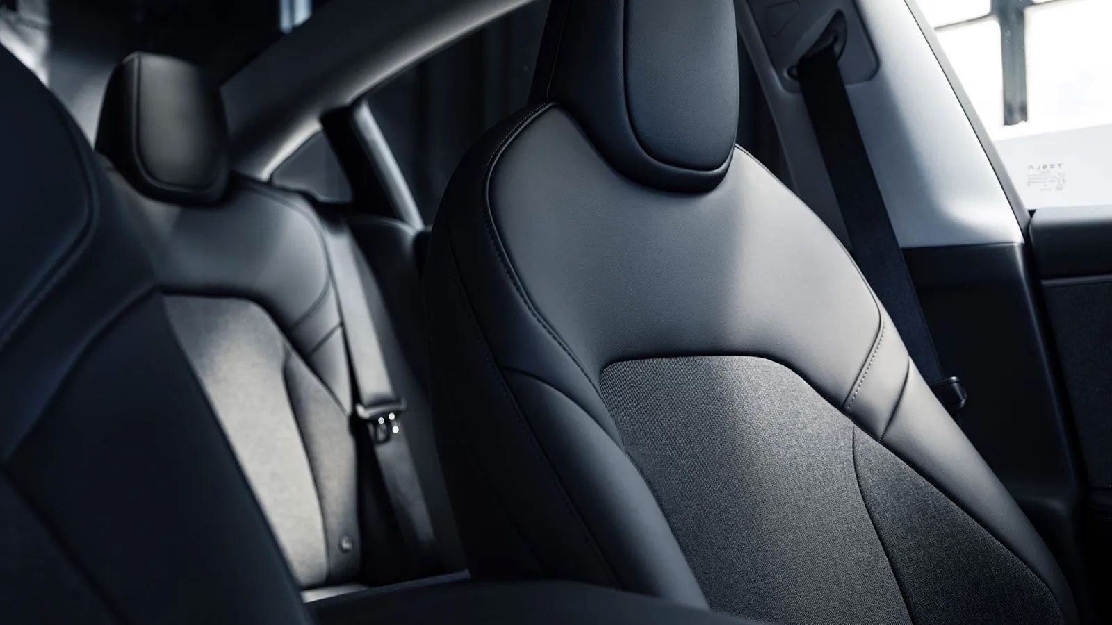Για να μειωθεί η τιμή του Tesla Model 3 έγιναν κάποιες παραχωρήσεις στον τομέα του εξοπλισμού και των υλικών, όπως το δερμάτινο σαλόνι και η απουσία ρ