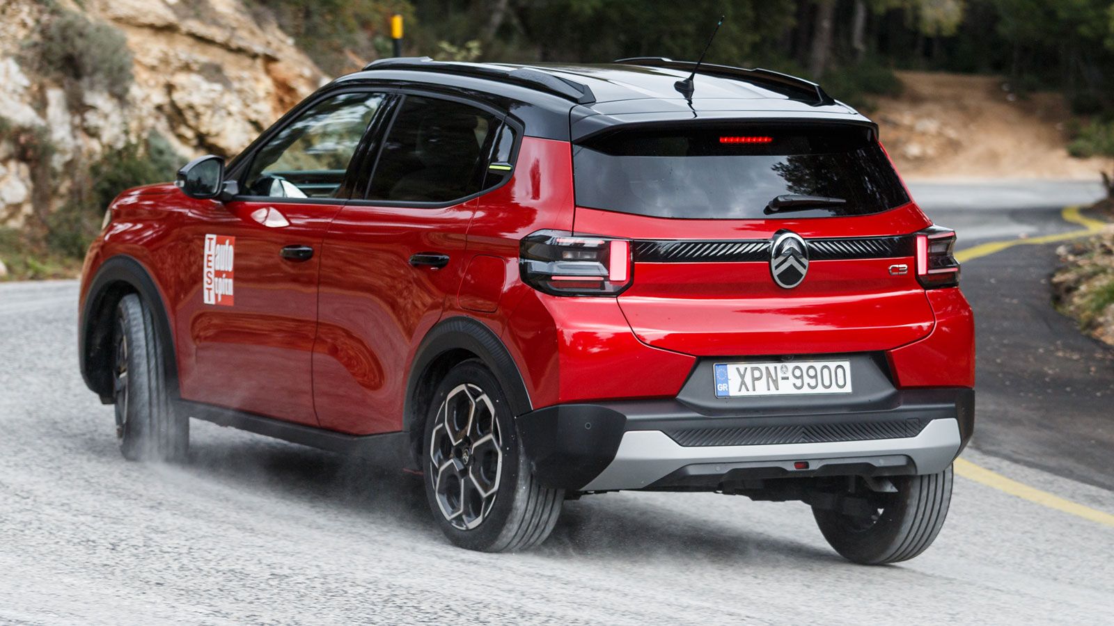 Στον ευκολοδήγητο χαρακτήρα του αυτόματου Citroen C3 Hybrid 110 PS συμβάλλουν εκτός όλων των άλλων τα μαλακά πηδάλια και το όσο ελαφρύ πρέπει για την 