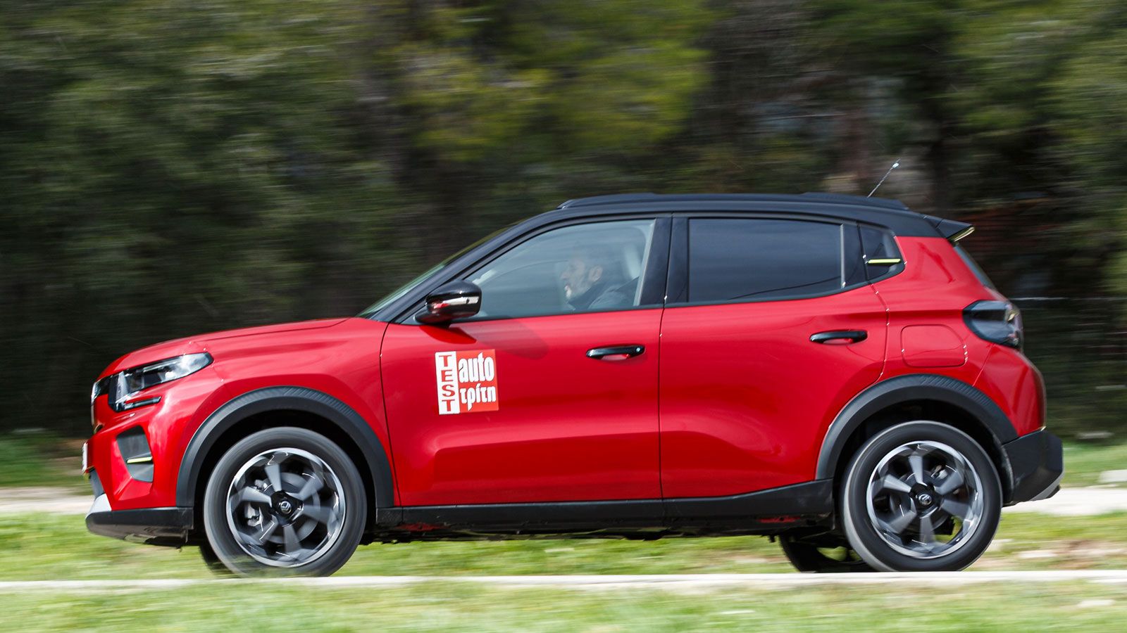 Εντός του κιβωτίου του Citroen C3 Hybrid υπάρχει ένας ηλεκτροκινητήρας 29 ίππων ο οποίος κινεί αποκλειστικά με ρεύμα το αυτοκίνητο σε συνθήκες χαμηλού