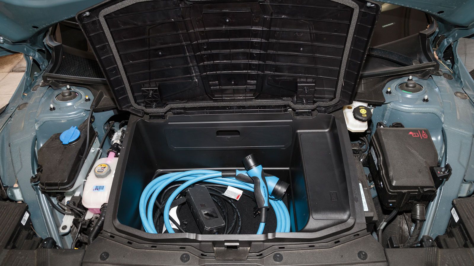 Στο Hyundai Ioniq 5 υπάρχουν 57 λίτρα αποθηκευτικού χώρου εκεί όπου βρίσκεται ο κινητήρας για να τοποθετείς μικρές αποσκευές ή τα καλώδια φόρτισης (27