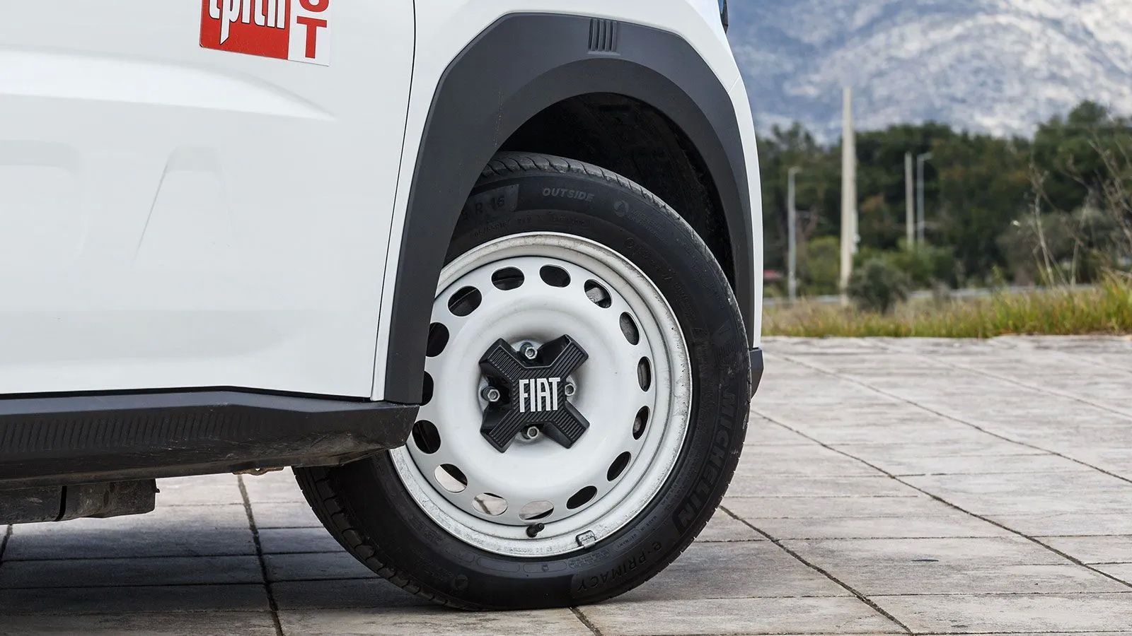 Το Panda Electric είναι διαθέσιμο από 22.800 ευρώ στην εισαγωγική έκδοση RED, στην οποία ξεχωρίζει το ρετρό λευκό τάσι στην 16άρα σιδερένια ζάντα 