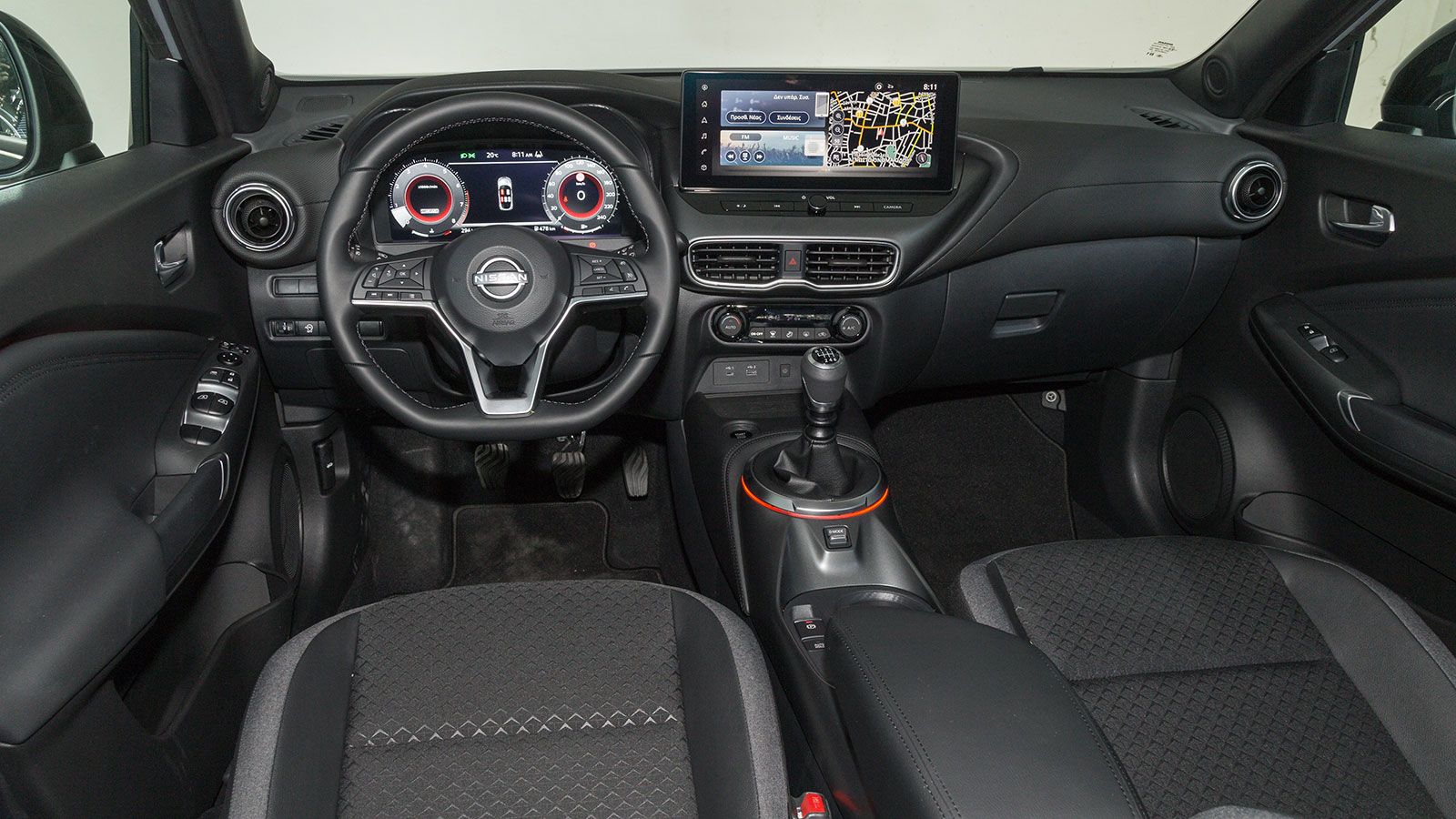 Το Juke από τη βασική του προσφέρει μία μεγάλη touchscreen 12,3 ιντσών, κάμερα οπισθοπορείας, ηλεκτρικό χειρόφρενο, σύστημα αυτόματης εναλλαγής μεσαία