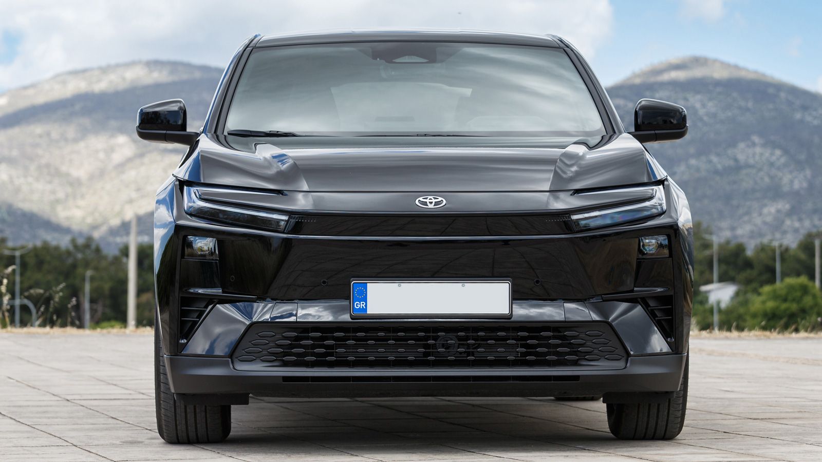 Στο design του C-HR+ θα δούμε έντονες, επιθετικές γραμμές και μεγάλες επίπεδες επιφάνειες στο εμπρός μέρος.
