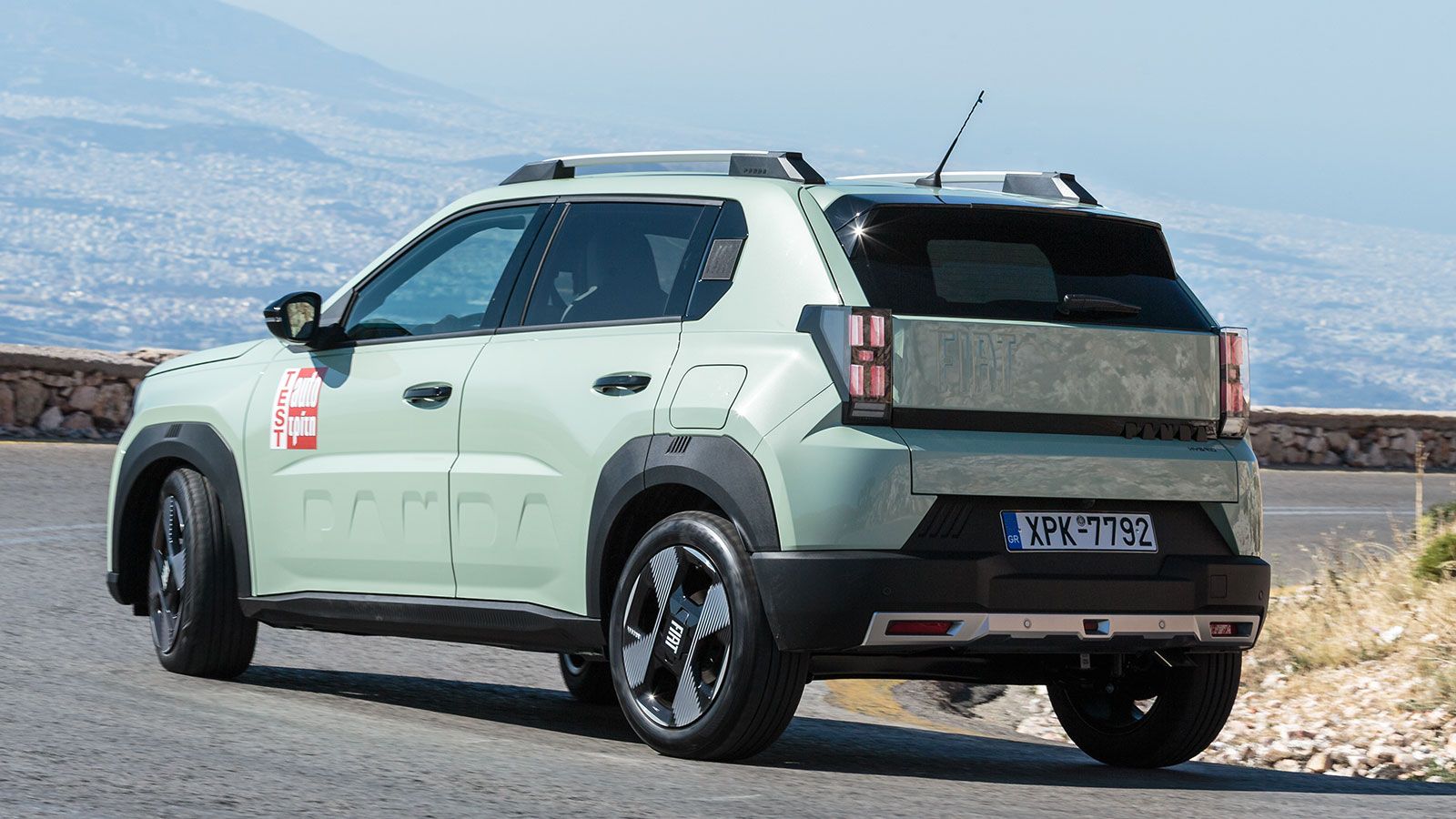 Το Fiat Grande Panda αυτή τη στιγμή διατίθεται με τρεις επιλογές συστημάτων κίνησης, ως βενζινοκίνητο, ως ήπια υβριδικό, αλλά και ως ηλεκτρικό.