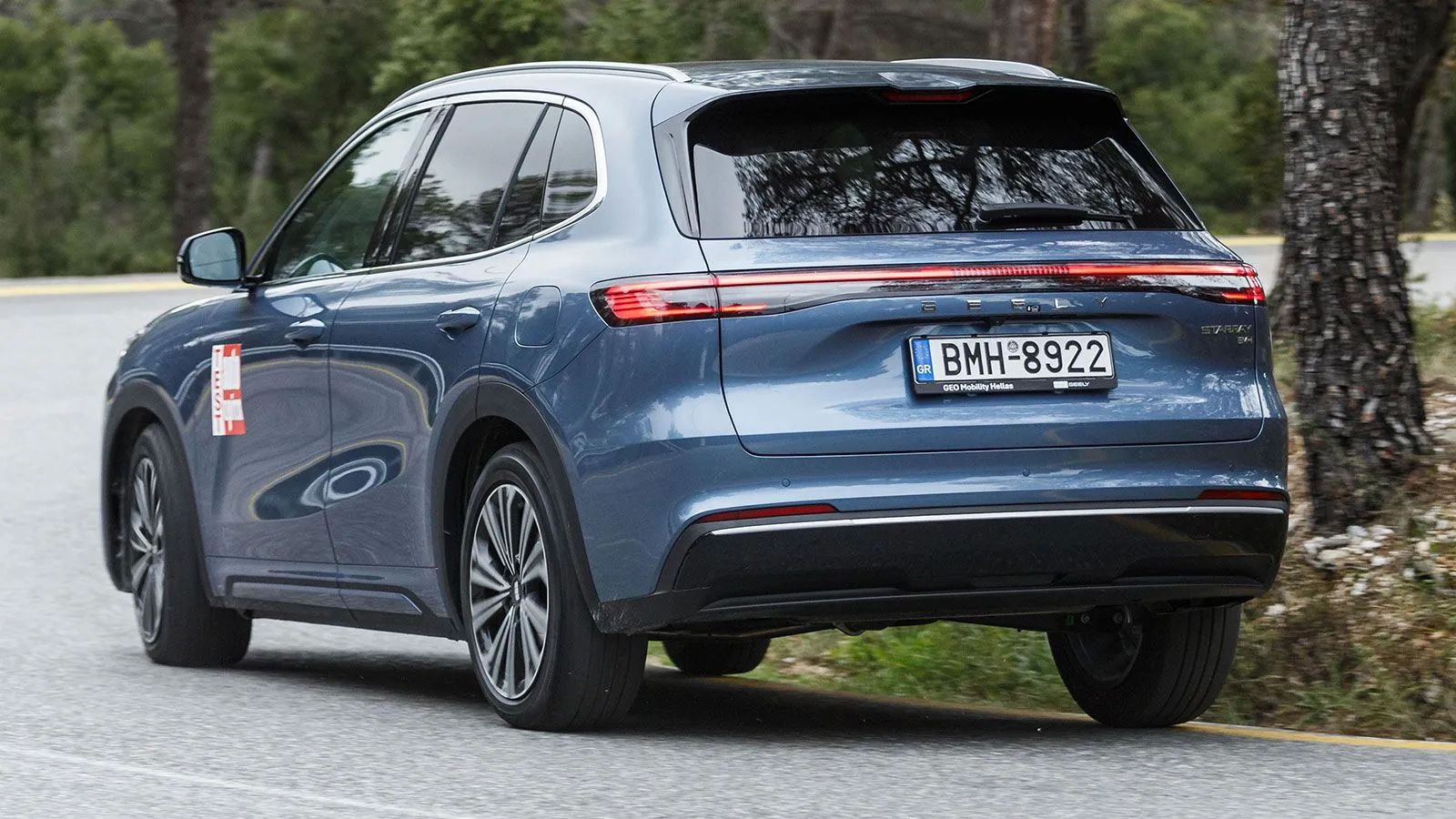 Η μπαταρία του Geely Starray EM-i  προσφέρει ηλεκτρική αυτονομία σε πραγματικές συνθήκες έως και 75 χλμ. και σε συνδυασμό με το ρεζερβουάρ των 51 λίτρ