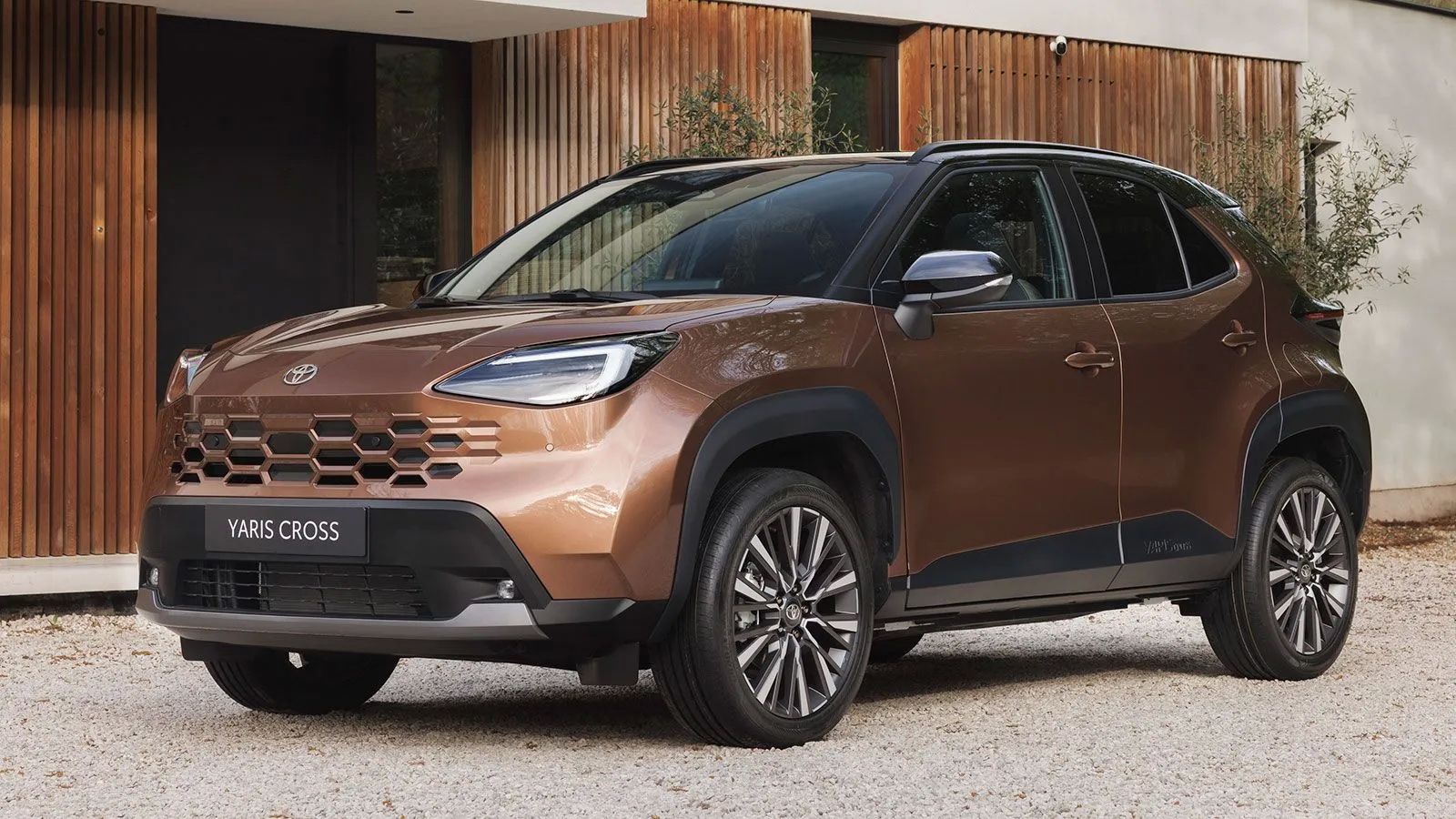Tο φρεσκαρισμένο Yaris Cross διατίθεται στην ελληνική αγορά με συνολικά επτά επίπεδα εξοπλισμού.