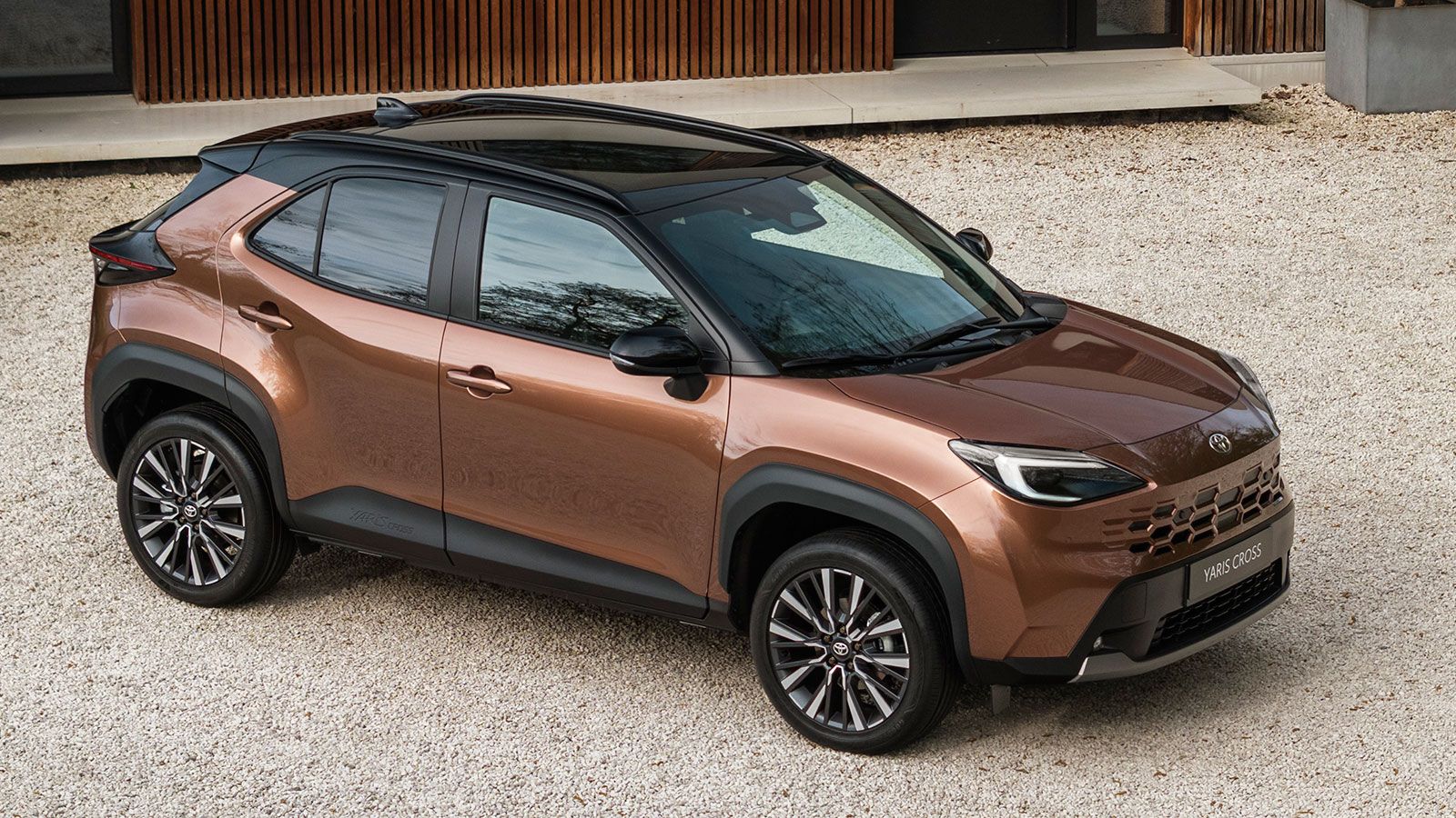 Το Toyota Yaris Cross έγινε μικρό RAV4 – Νέα εμφάνιση, 130 άλογα και τιμή από 24.470 €