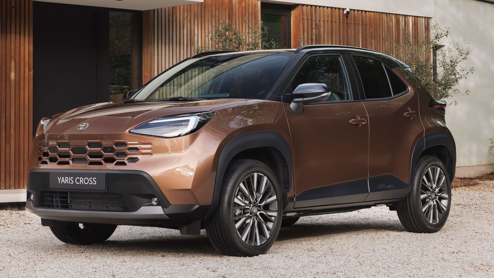 Το Toyota Yaris Cross συνδυάζει την οικονομία του υβριδικού συστήματος με περισσότερους χώρους και SUV χαρακτήρα, έχοντας περάσει στην κορυφή των πωλή