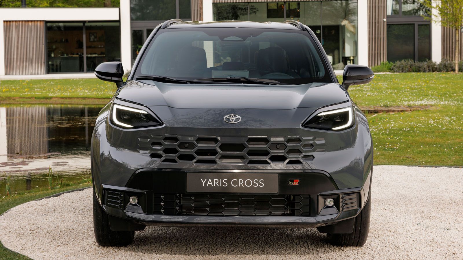 Η έκδοση GR Sport, εμπνευσμένη από την Toyota Gazoo Racing, επιστρέφει με πιο επιθετικό look και βελτιώσεις στην οδική συμπεριφορά.