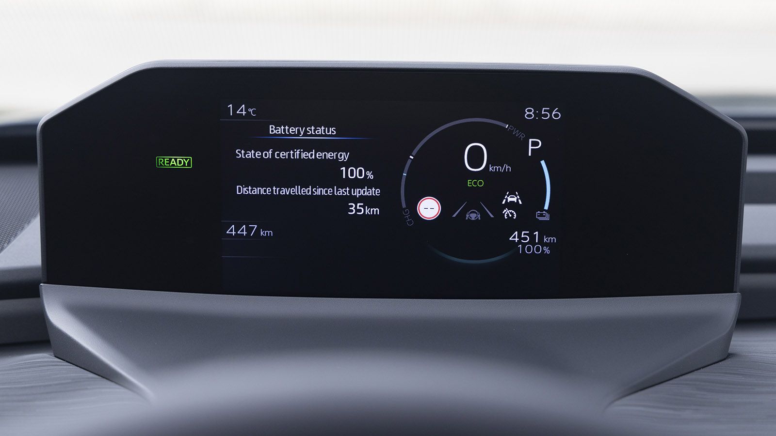 Στο Toyota C-HR+ εκτός από τις ενδείξεις για την κατάσταση της μπαταρίας στον ψηφιακό πίνακα οργάνων, υπάρχουν και πληροφορίες για την κατάσταση της υ