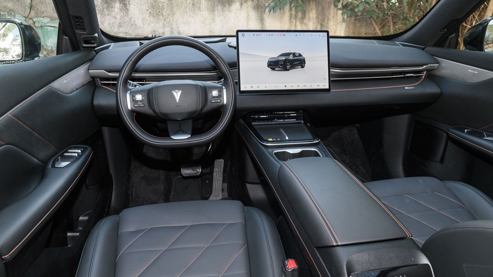 Η οθόνη του Changan Deepal S05 έχει την ονομασία «Sunflower»: μέσω φωνητικού ελέγχου της ζητάς να περιστραφεί κι εκείνη κοιτά είτε τον οδηγό είτε τον 
