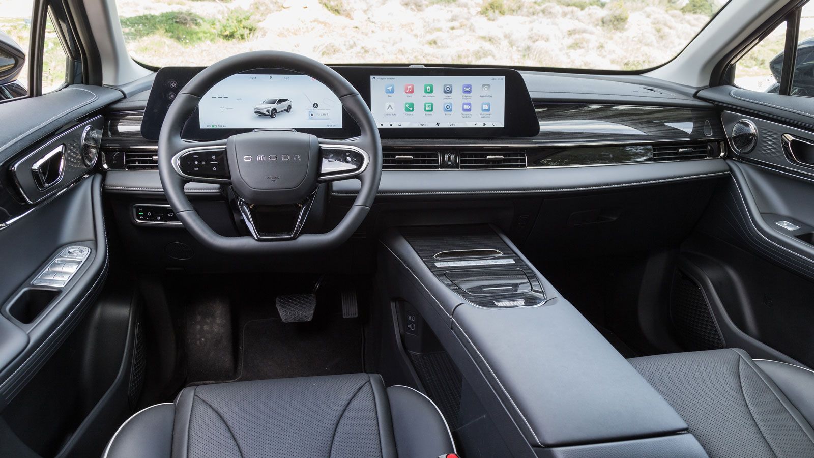 Σχεδόν όλες οι εσωτερικές ρυθμίσεις στο Omoda 5 EV ελέγχονται από την κεντρική οθόνη του infotainment, με οδηγό και συνοδηγό να έχουν άφθονους αποθηκε