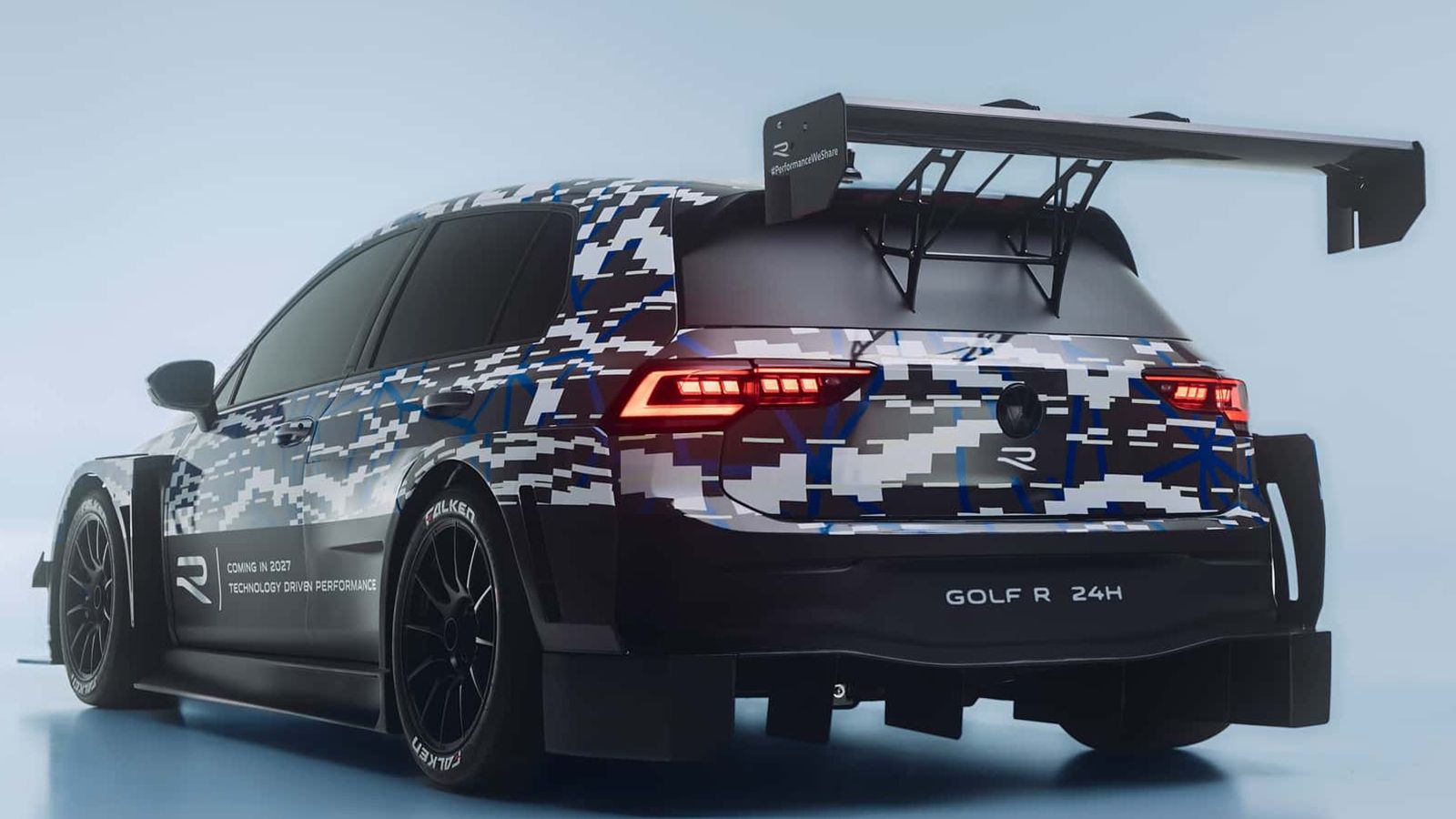 Στο πίσω μέρος οι άνθρωποι της VW έχουν αφαιρέσει το παρμπρίζ για να βάλουν στη θέση του ένα αδιαφανές πάνελ που στηρίζει μια γιγαντιαία αεροτομή.