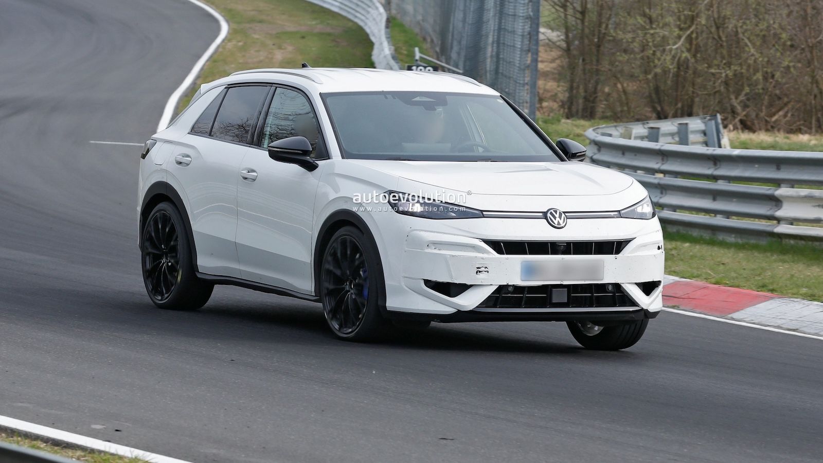 Η δεύτερη γενιά του Volkswagen T-Roc R έρχεται στην Ευρώπη με 333 ίππους και τεχνολογία Drift Mode. 
