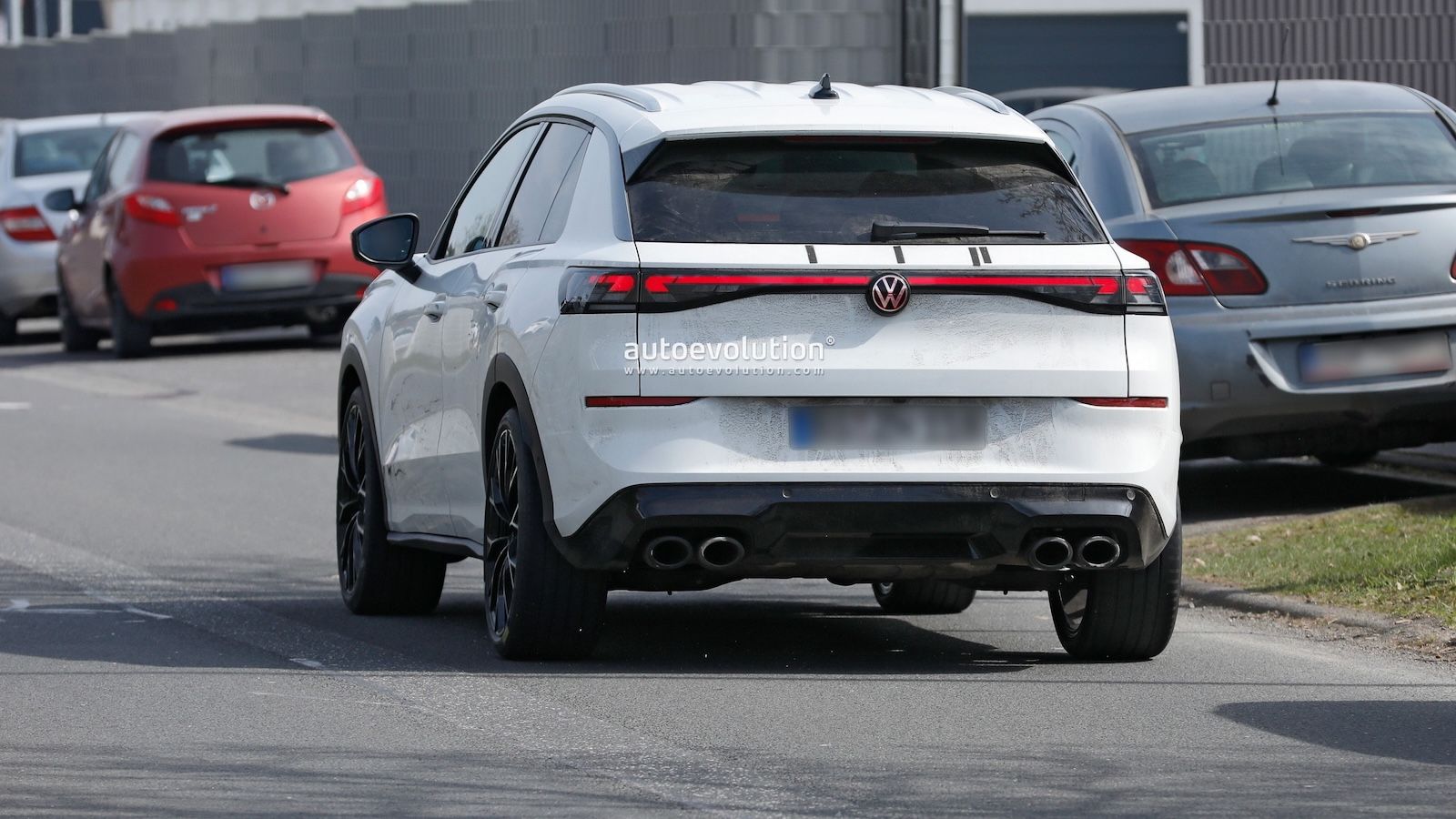 Το νέο Volkswagen T-Roc R 2026 με τετραπλή απόληξη εξάτμισης κατά τη διάρκεια δοκιμών στην πίστα.
