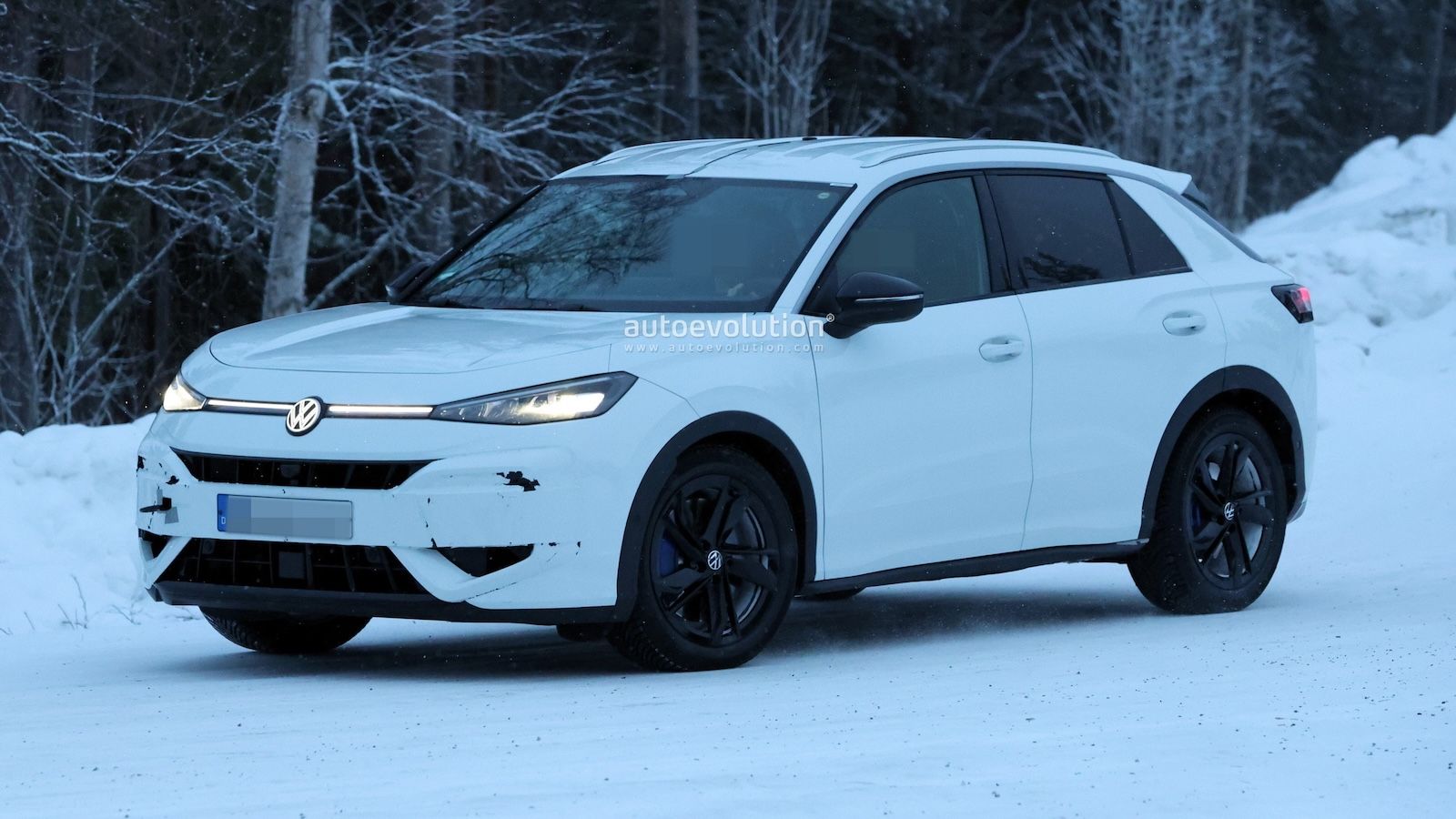 Από τις πρώτες εικόνες, το Volkswagen T-Roc R 2026 ξεχωρίζει από τις απλές εκδόσεις μέσω των ανασχεδιασμένων προφυλακτήρων και των πιο σπορ λεπτομερει