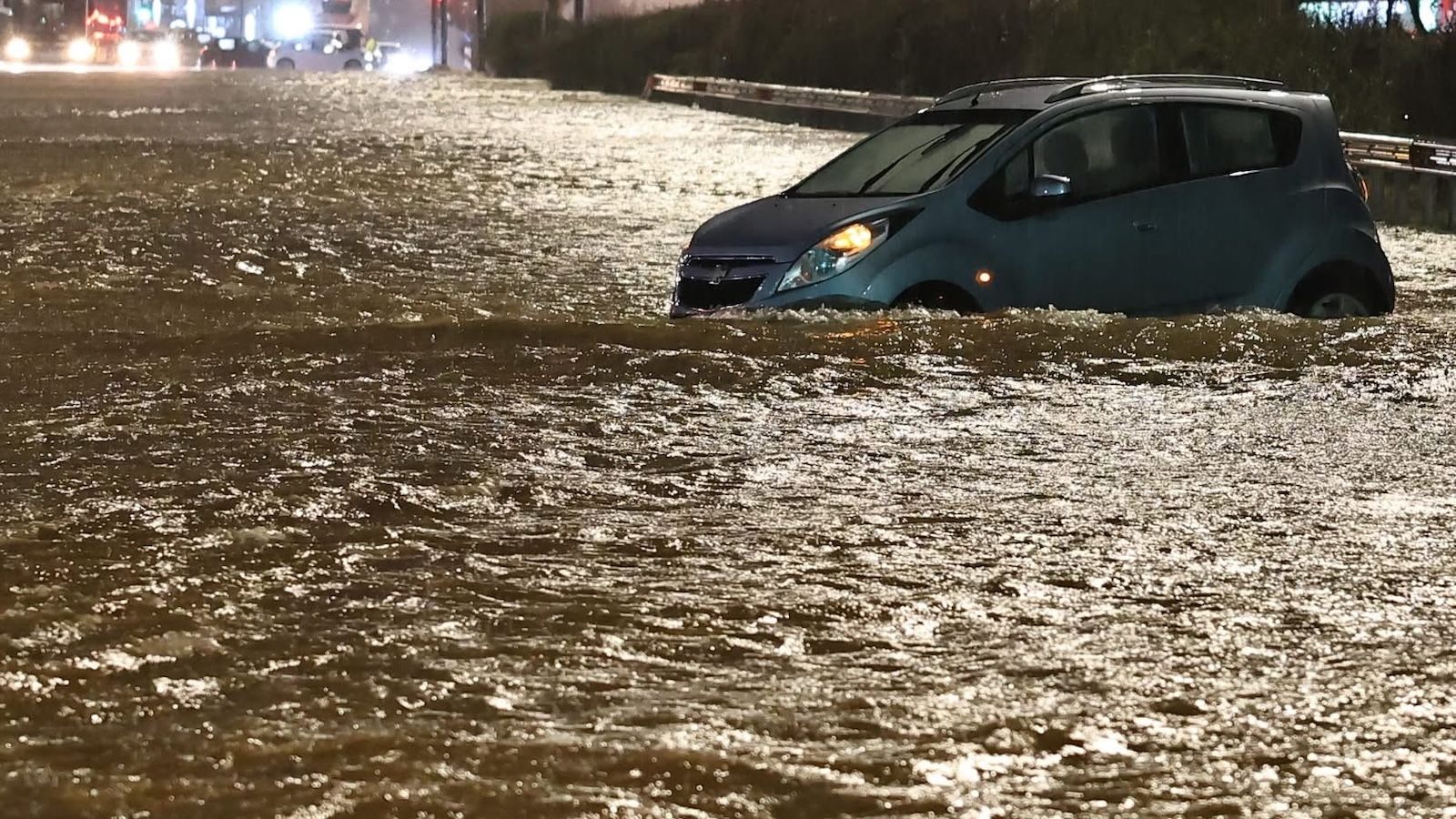Κακοκαιρία στην Αττική: Δρόμοι-ποτάμια, αυτοκίνητα «θάφτηκαν» στη λάσπη -Μια νεκρή στη Γλυφάδα
