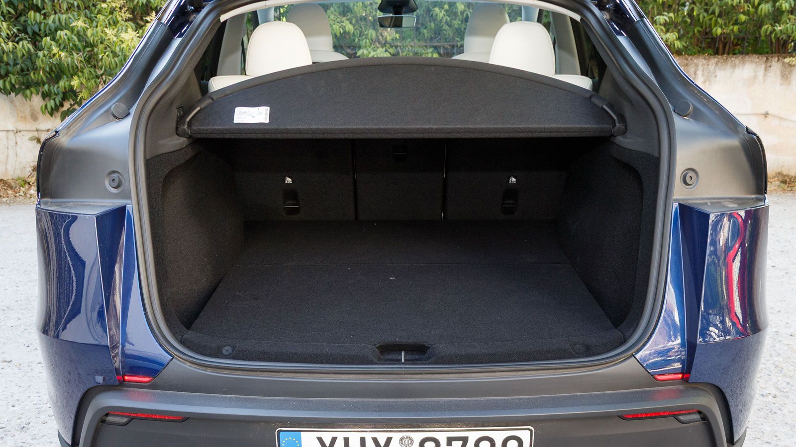 Το αχανές πορτ-μπαγκάζ του Tesla Model Y έχει χωρητικότητα 822 λίτρων και χωράει… απεριόριστες αποσκευές.
