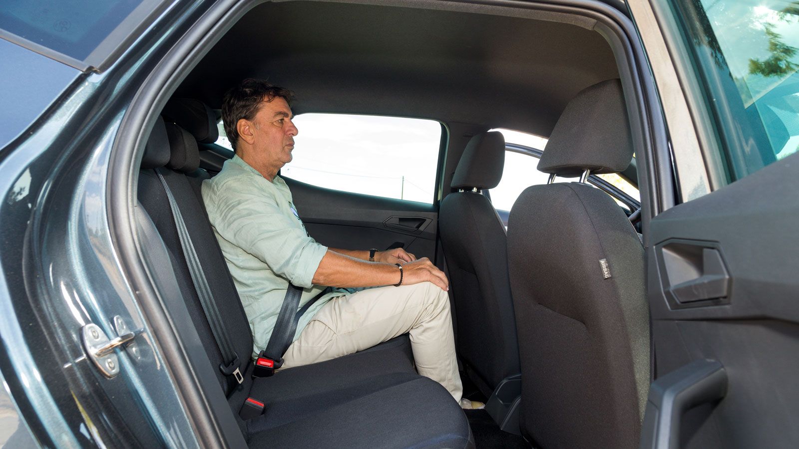Λίγο πιο φαρδύ είναι το πίσω κάθισμα του SEAT Ibiza, που σημαίνει ότι οι πίσω επιβάτες του θα καθίσουν ελαφρώς πιο άνετα.