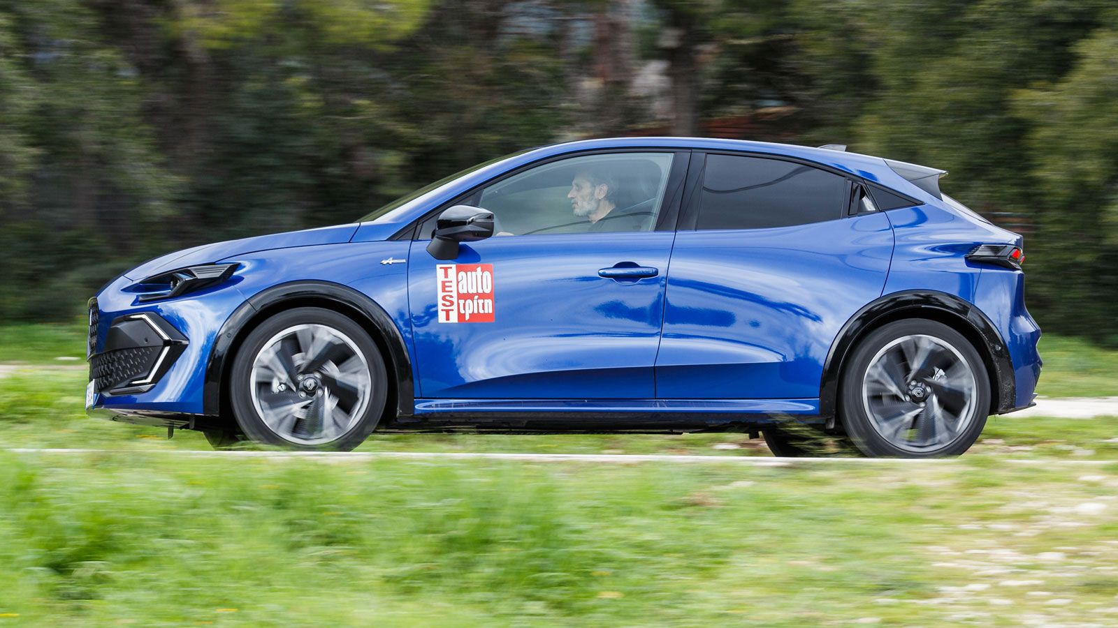 Το νέο υβριδικό σύστημα του Renault Clio αποδίδει 160 άλογα, όπως αυτά προκύπτουν με το πάντρεμα ενός 1.800άρη ατμοσφαιρικού κινητήρα και δύο ηλεκτρομ