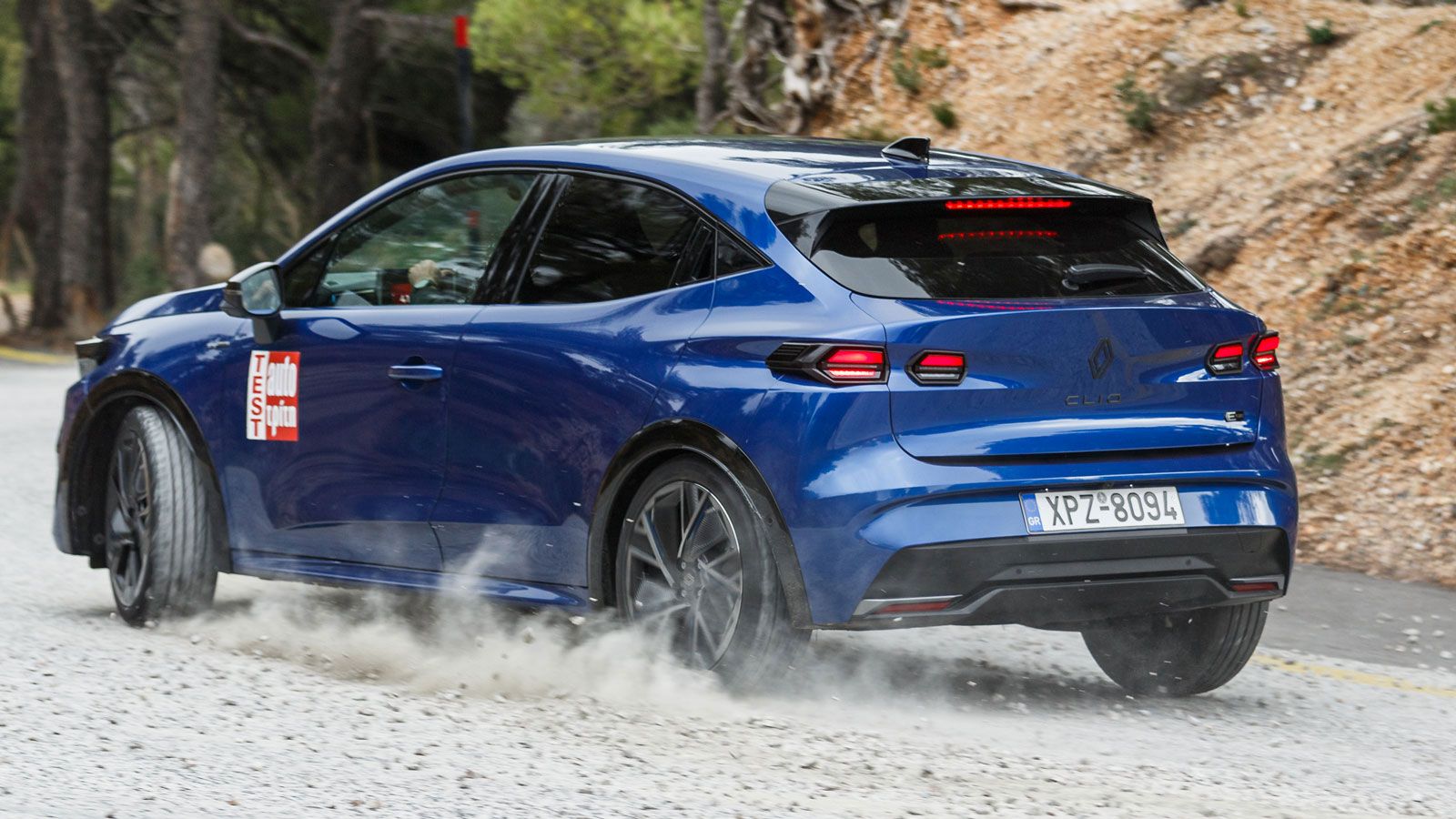 Οδηγώντας το Clio E-Tech υπάρχει μπόλικη μηχανική πρόσφυση και μια ανάρτηση που κοντρολάρει εξαιρετικά το σύνολο, τη στιγμή που το γρήγορο τιμόνι έχει