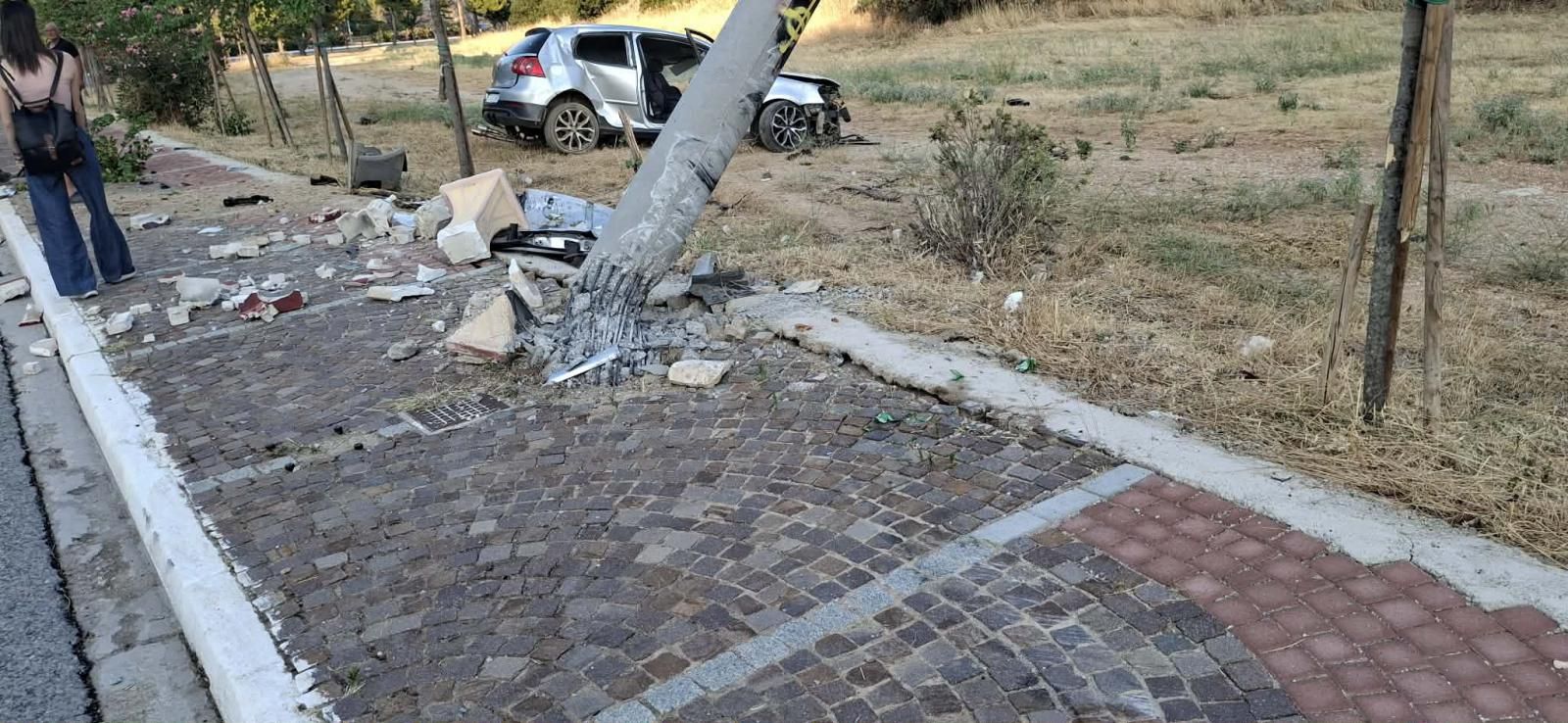 Αυτοκίνητο καρφώθηκε σε κολόνα της ΔΕΗ και ο οδηγός... εξαφανίστηκε - Πού έγινε;