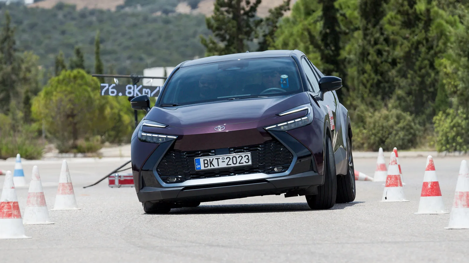 Toyota C-HR hybrid σε κίνηση με έμφαση στην οδική συμπεριφορά και το ELK Test