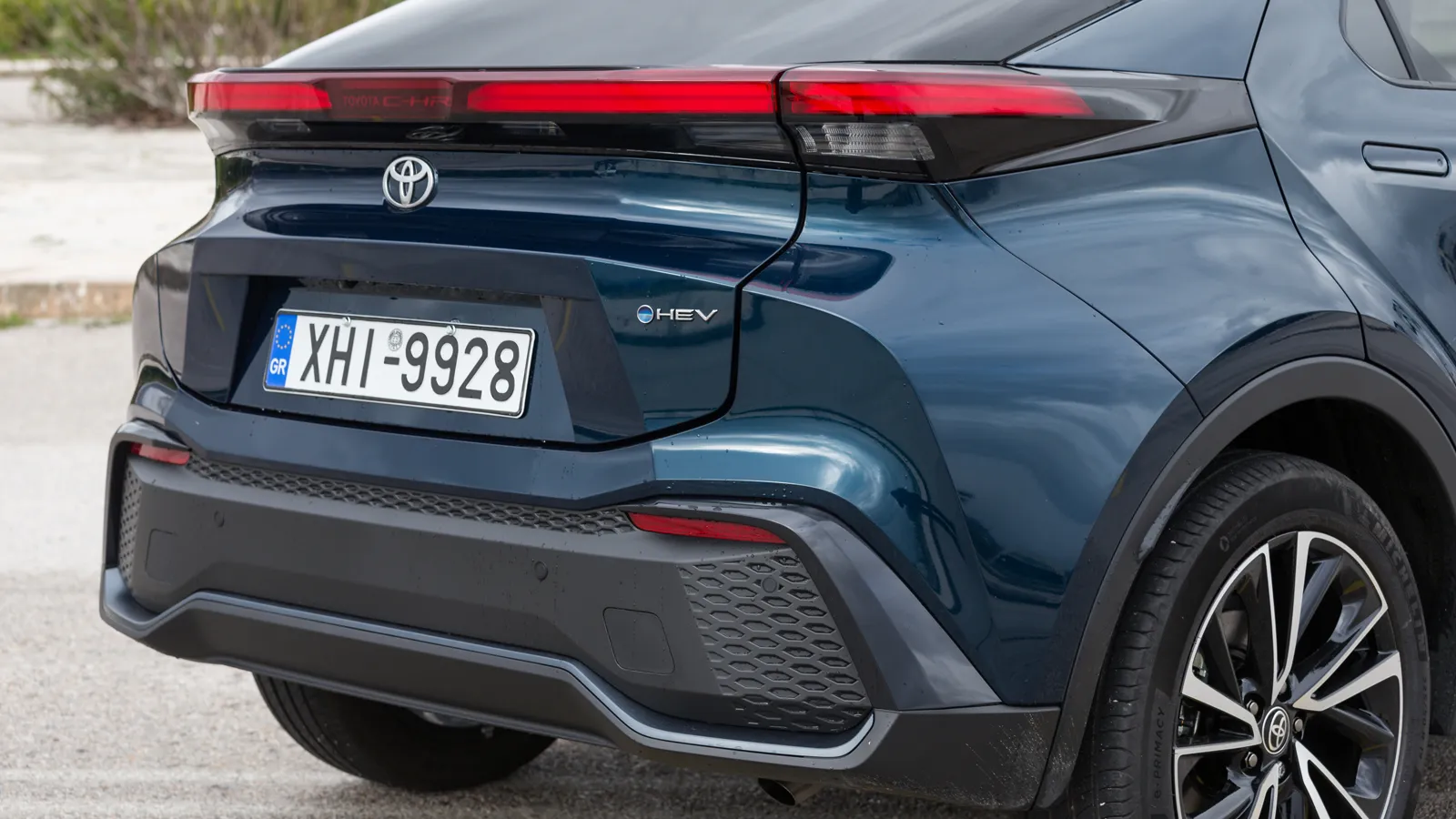Toyota C-HR εξωτερική σχεδίαση με coupe γραμμή οροφής