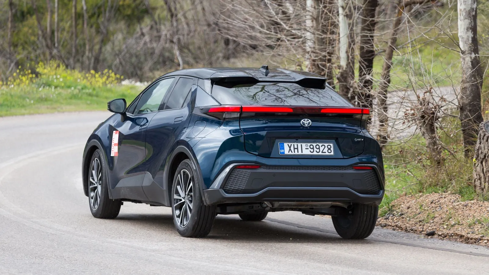 Toyota C-HR hybrid σε αστικό περιβάλλον με έμφαση στη χαμηλή κατανάλωση