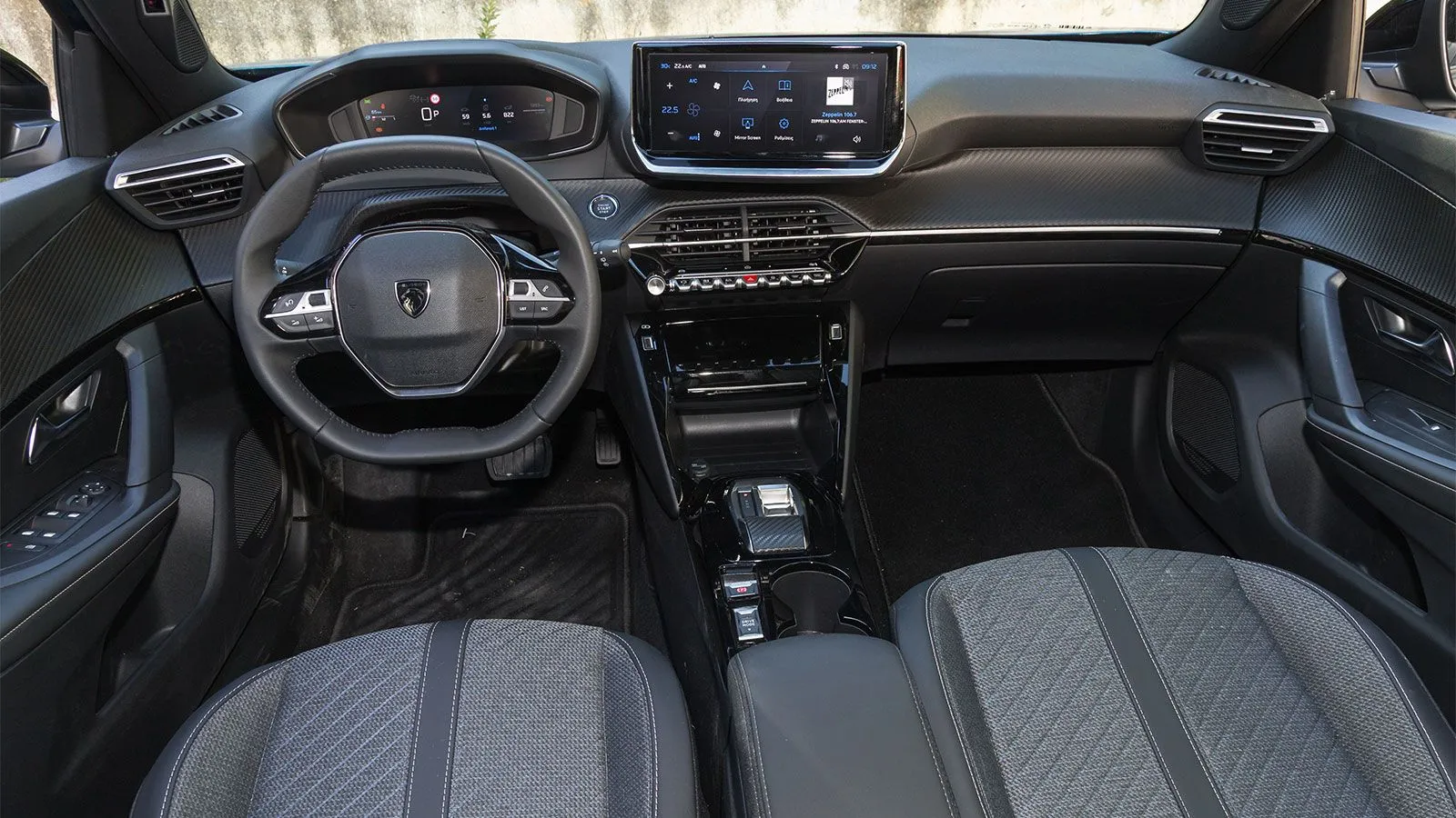 Εσωτερικό Peugeot 2008 με i-Cockpit και ψηφιακό πίνακα οργάνων
