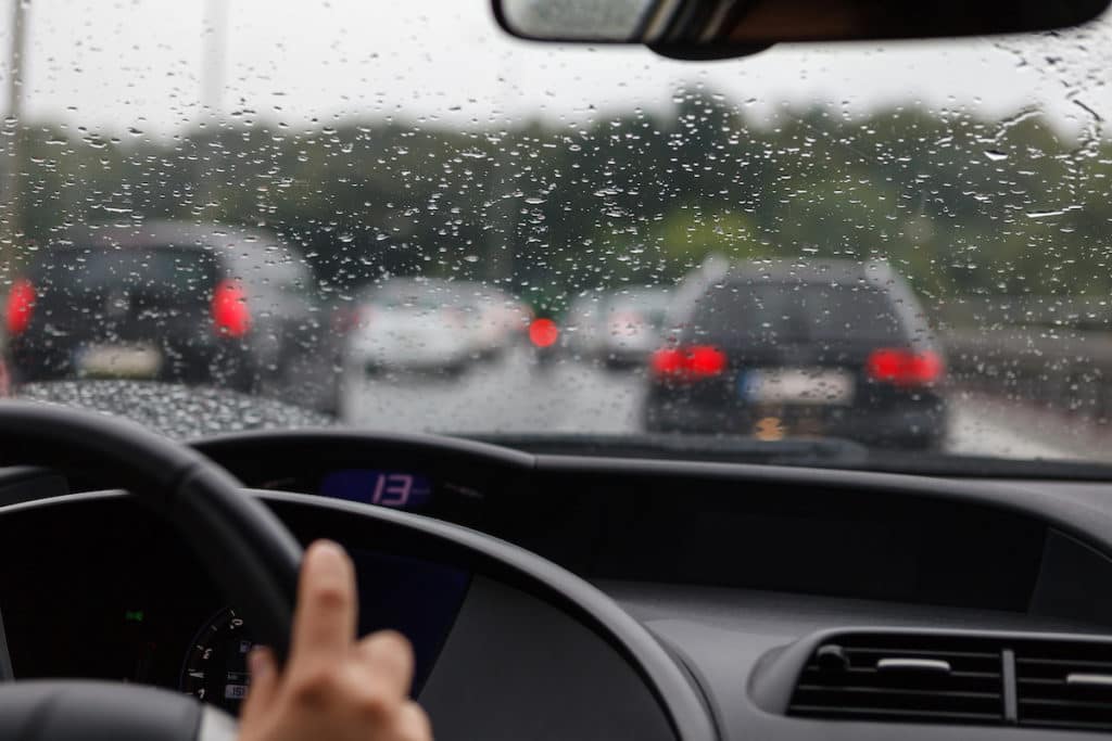 Αποφεύγω απότομες επιταχύνσεις/φρεναρίσματα και διατηρώ απόσταση από το προπορευόμενο όχημα όταν οδηγώ πάνω σε βρεγμένη άσφαλτο.