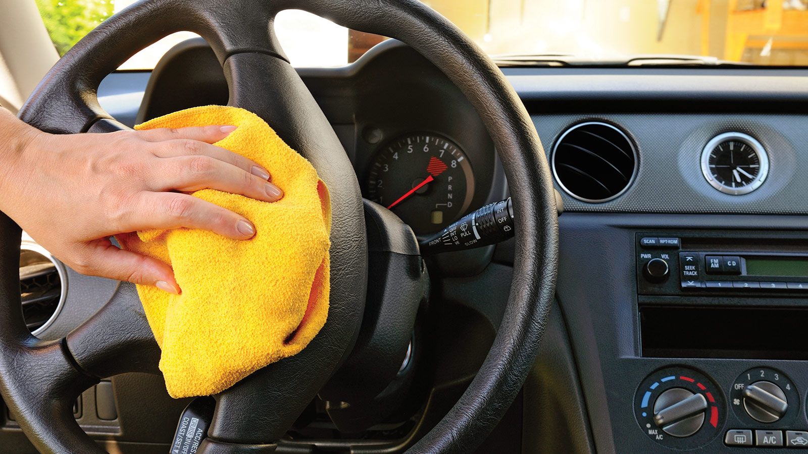 Δεν πρέπει να ψεκάσουμε το τιμόνι, τον επιλογέα των ταχυτήτων ή τα πεντάλ, διότι είναι πολύ πιθανόν τα χέρια μας να γλιστρούν στις ψεκαζόμενες επιφάνε