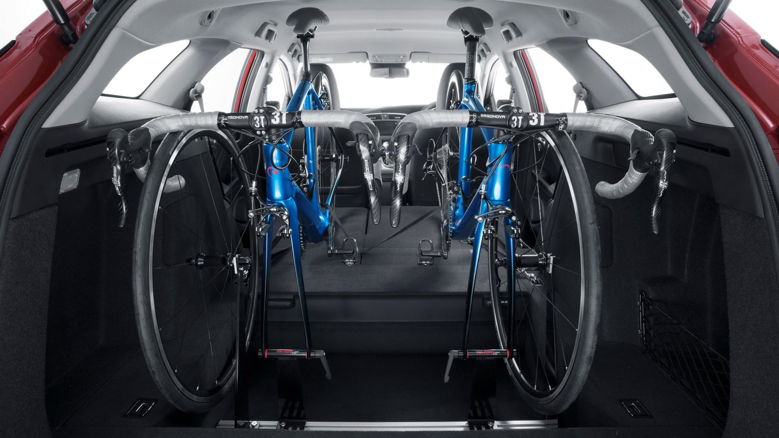 Το σύστημα της Honda επιτρέπει τη μεταφορά δύο ποδηλάτων κανονικού μεγέθους, τα οποία τοποθετούνται στο χώρο φόρτωσης του Civic Tourer, προσφέροντας α