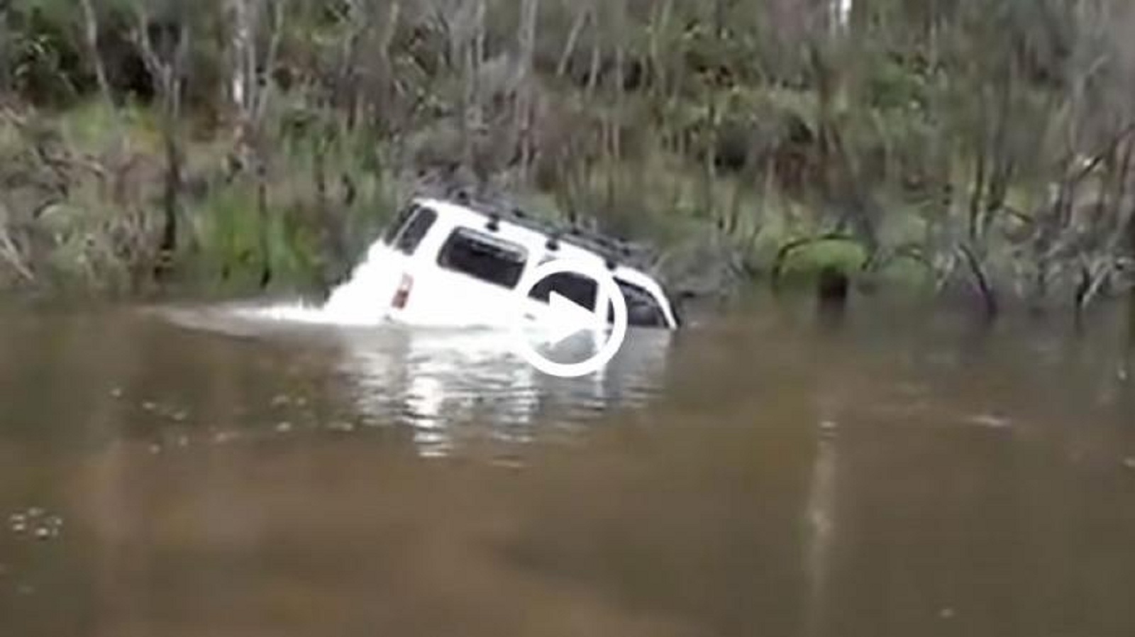Land Cruiser «βατράχι» βουτάει και βγαίνει από ποτάμι