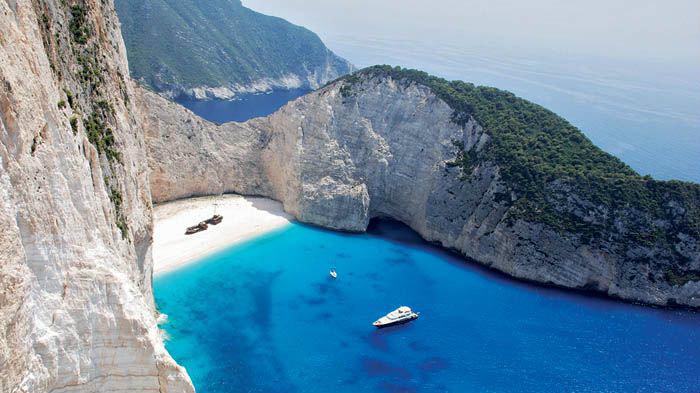 Η Ζάκυνθος είναι ένας μαγευτικός προορισμός στον οποίο μπορείτε να μεταβείτε μέσω της Κυλλήνης που απέχει 300 χλμ από την Αθήνα. Θα σας μείνει και καύ