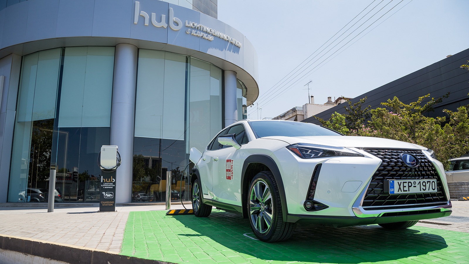 Εντυπωσιακό το design του Lexus UX 300e. Πριν τη δοκιμή φορτίσαμε εύκολα, γρήγορα και με απόλυτη ασφάλεια στο EVlink Wall Box της Schneider, που υπάρχ