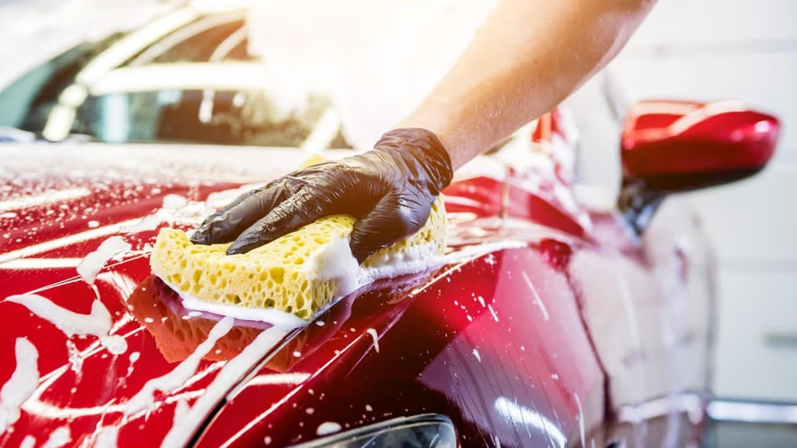 Expert tips: Στα πόσα πλυσίματα… «καίγεται» η βαφή του αυτοκινήτου;