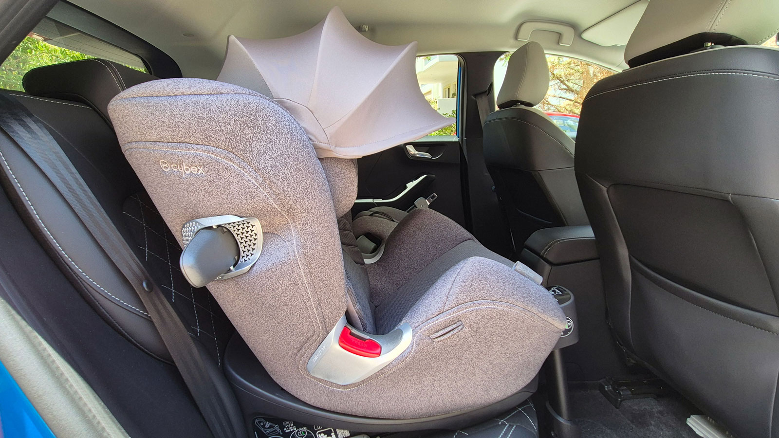 Το Cybex Anoris T2 διαθέτει επίσης και ένα ανακλινόμενο σκίαστρο. 