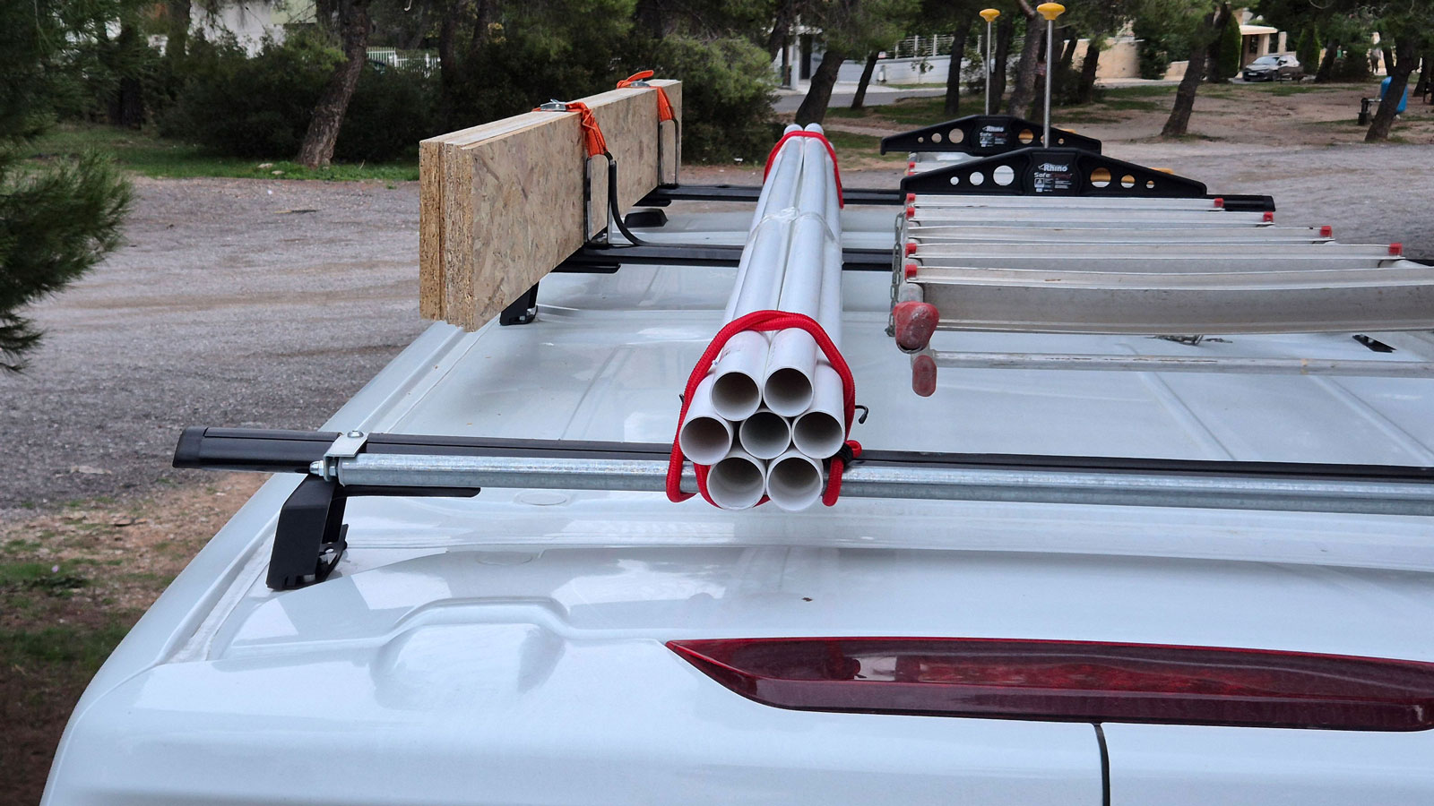 Μπορείς να τοποθετήσεις οτιδήποτε επάνω στις Hermes RV-1, από σωλήνες PVC, μέχρι ξύλα, σκάλες και ογκώδη εργαλεία. 