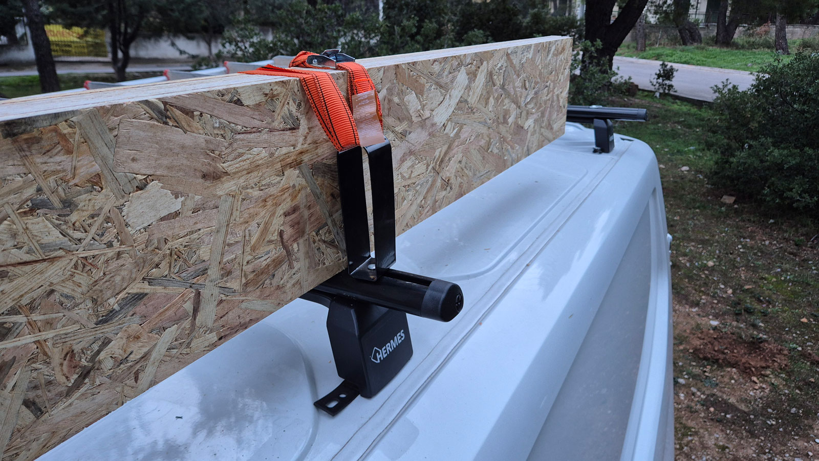 Τα stoppers που τοποθετούνται στις Hermes RV-1, κάνουν την πρόσδεση αντικειμένων αρκετά πιο εύκολη. 