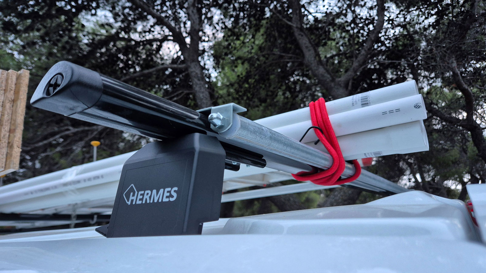 Μπορείς να δέσεις τα αντικείμενά σου στις Hermes RV-1, με κάθε τύπου ιμάντες. 