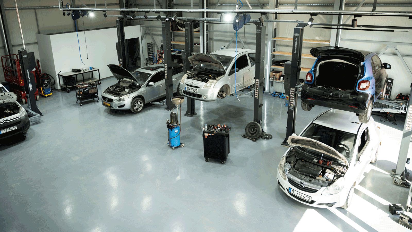 Στο συνεργείο της Hybrid Care στη Θεσσαλονίκη πραγματοποιούνται εργασίες διάγνωσης, επισκευής και συντήρησης σε ηλεκτρικά και υβριδικά αυτοκίνητα.