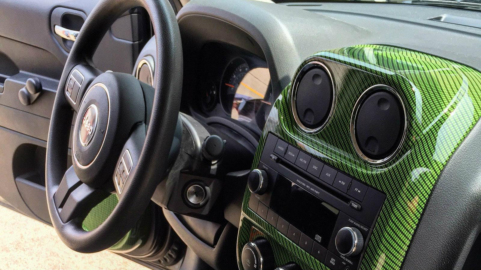 Με την υδροβαφή κάθε υλικό σκληρό, που δεν έχει πόρους όπως π.χ.  το γυαλί , το ξύλο, το μέταλλο και όλοι οι τύποι των πλαστικών «βαπτίζονται» στο νερ