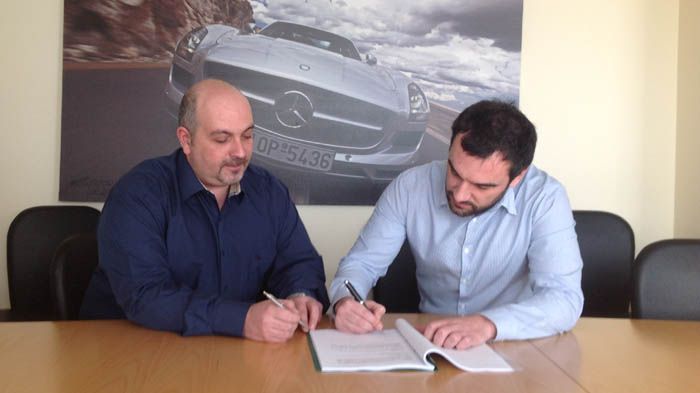 Ο Πρόεδρος & Δ/νων Σύμβουλος κ. Κουμαντζιάς με  τον κ. Σταυρόπουλο, Διευθυντή Ανάπτυξης Δικτύου της Mercedes-Benz κατά την υπογραφή των συμφωνητικών έ