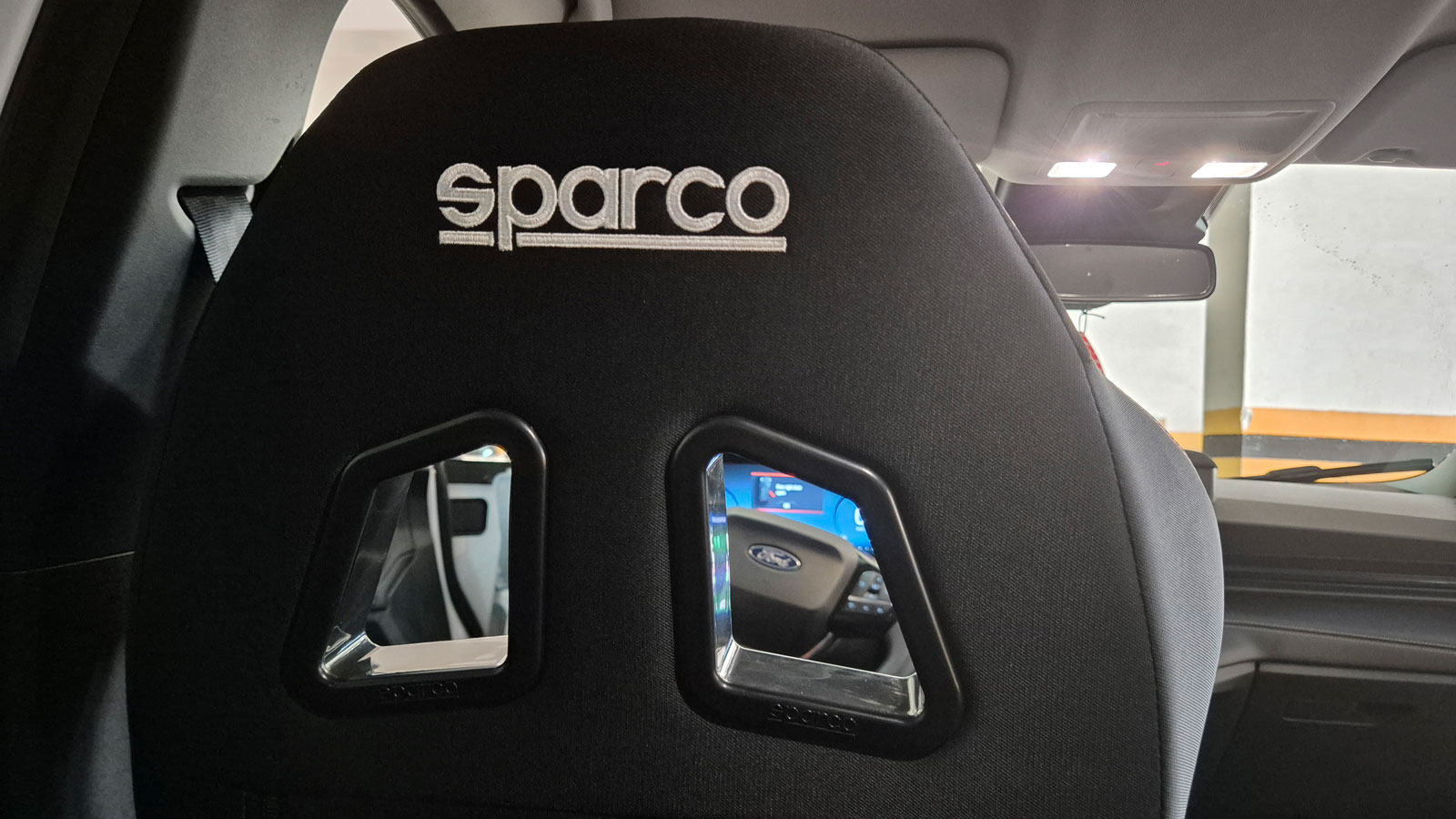 Στο κομμάτι της σκληρότητας, δεν είναι αγωνιστικό FIA-approved bucket – και αυτό το ξέραμε εξαρχής – όμως γιΆ αυτόν ακριβώς τον λόγο είναι