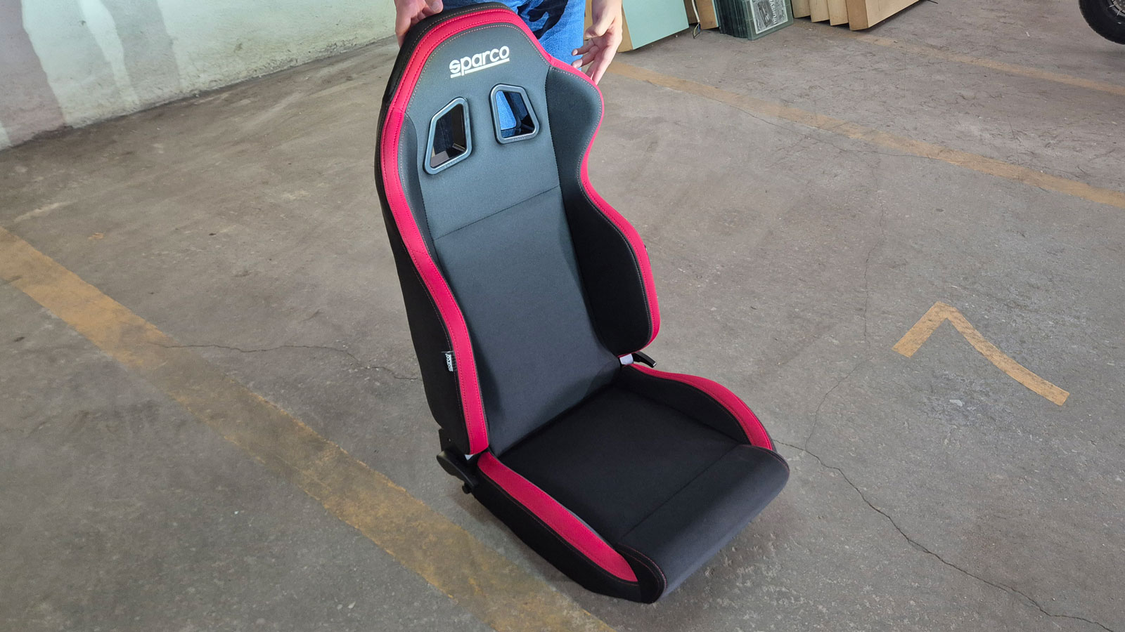 Το Sparco R100 εισάγεται στην Ελλάδα από τη Racing Star και η τιμή του έχει οριστεί στα 350 ευρώ. 