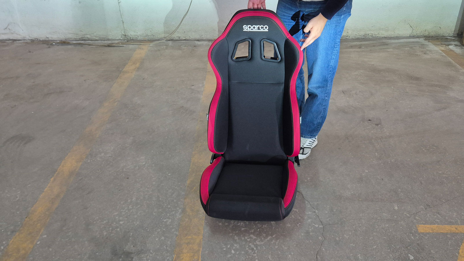 Με βάρος περίπου 13 κιλά βγάζει μια πιο σπόρ αίσθηση χωρίς να θυσιάζει εργονομία. Το υλικό της επένδυσης είναι ανθεκτικό ύφασμα OEM, προσεγμένο ώστε ν