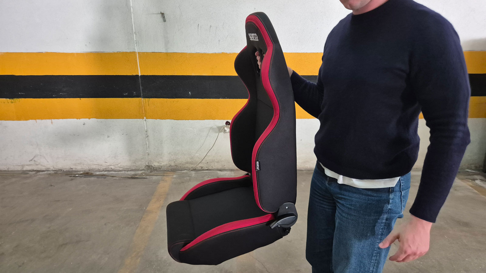 Οι ραφές είναι προσεγμένες, ενώ η γενικότερη εικόνα παραπέμπει σε προϊόν που φέρει ξεκάθαρα το DNA της Sparco.